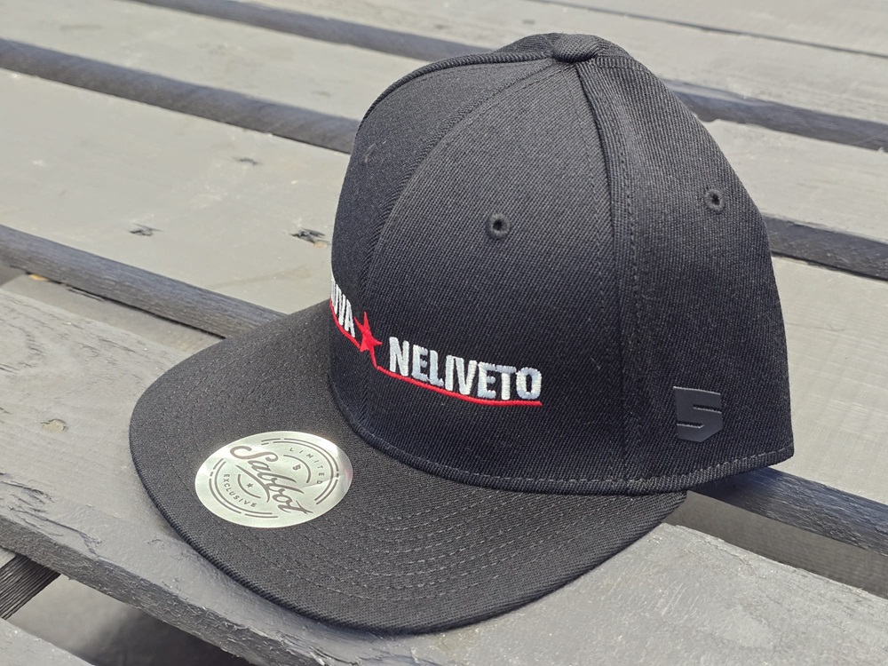 Jatkuva Neliveto Jet Black snapback cap - syvänmusta lippalakki S -koko