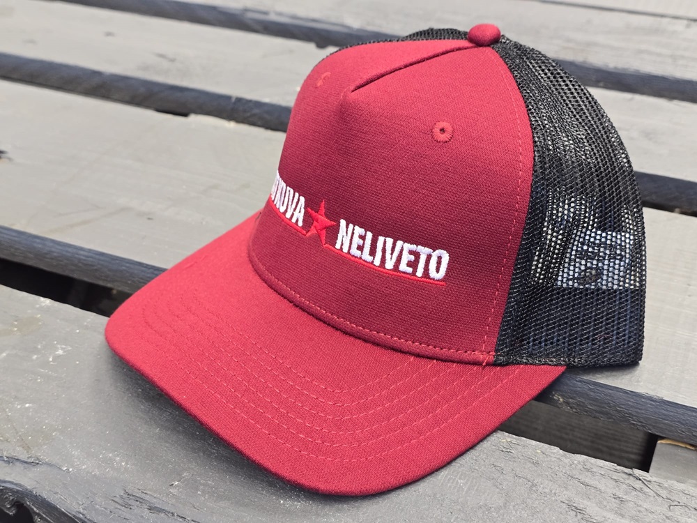 Jatkuva Neliveto Lingonberry Red & Black Spider Web mesh curved snapback cap - puolukanpunainen lippalakki mustalla hämähäkinseittiverkolla